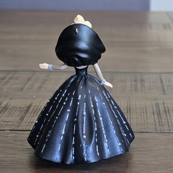 1997 Mattel Hallmark Holiday Barbie ornament - Picture 3 of 5